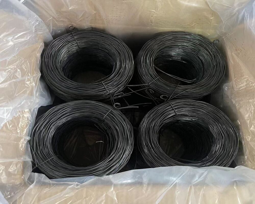 Petites bobines de fil noir emball&eacute;es dans une bo&icirc;te